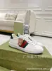 2026 Nuevas zapatillas blancas de la marca g con bordado de abeja, letras y diseño de rosa para mujer, zapatillas planas casuales para parejas, diseño de labios para hombre