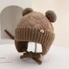 Gorro de Otoño e Invierno para Niñas BOSTON Estilo Coreano Gorro de Punto Infantil con Borrego para Calidez Doble Pompón Protección para Orejas Gorro Lei Feng para Niños