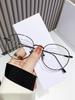 2023 nuevo anti-luz azul TikTok hombres y mujeres mismo estilo liso todo-partido liso gafas se pueden equiparar con montura de gafas para miopía Celebridad de Internet