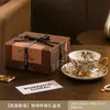 Conjunto de xícara e pires de café de alta qualidade e requintado em uma caixa de presente - um presente de casamento ou de inauguração de casa elegante e luxuoso