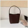 Bolso tipo cubo Shuai Mi Jia con patrón tejido de nicho para mujer, nuevo modelo de verano 2026, bolso de hombro simple casual elegante para el día a día