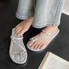 Chanclas de Tanga con Pedrería Plana para Verano para Mujer 2025 Nueva Moda Versátil Playa Marítima Sandalias de Suela Blanda
