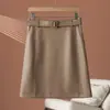 Saia de couro estilo retrô com botões decorativos, nova coleção outono 2026 feminina, cintura alta, corte justo, que abraça o corpo e design de comprimento médio