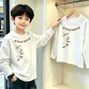 Camiseta de manga comprida para meninos, algodão puro, novo estilo primavera/outono 2026, cor sólida, gola redonda, top de base para crianças mais velhas