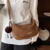 Bolsa de camurça para mulheres, nova coleção de outono 2026, estilo retrô de alta qualidade, adequada para o dia a dia, bolsa de ombro ou bolsa transversal, design em forma de meia-lua