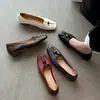 Zapatos de Mujer para Commuter de Cuero Genuino, Estilo Europeo, Hebilla de Metal, Plisados de Piel de Oveja, Tacón Bajo Grueso Cuadrado, Otoño 2026