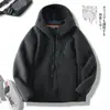 Uma Jaqueta de Lã Polar com Capuz Grossa e de Alto Peso para o Inverno, Grossa e Quente, com um Toque Delicado 10381