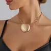 Collar con Colgante Redondo Geométrico Retro Transfronterizo Europeo y Americano para Mujer, Gargantilla Metálica Cepillada Elegante de Nicho