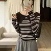 Tejido de punto a rayas de un solo hombro para mujer 2026 Otoño/Invierno Nuevo diseño Estilo único Versátil Holgado Adelgazante Suéter