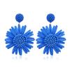 Brincos de grama de ráfia tecida estilo férias com margaridas exageradas para mulheres, design de nicho de luxo de ponta europeu e americano