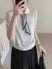 Elegante bufanda de punto fina camiseta de manga corta para mujer, polo gris ajustado de verano con cuello vuelto y hombros normales