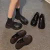 Populares zapatos de cuero para mujer estilo británico con suela gruesa, nuevos mocasines slip-on de otoño 2026 para combinar con faldas