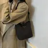 Bolso Cubo Casual de Moda para Llevar en la Mano para Mujer 2024 Nuevo Estilo Coreano Moda Nicho Bolso de Hombro para el Trabajo Commuter Bolso Cruzado