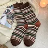 Meias de Lã Listradas Contrastantes Estilo Retrô para Mulheres, Meias Quentes de Cano Médio para Outono e Inverno, Meias Longas Marrons Modernas e Versáteis, Novo Estilo