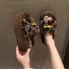 Sandalias de diseño nicho elegantes y delicadas para mujer 2026 Estilo popular de celebridad de Internet versátil con faldas chanclas de color liso europeas y americanas