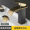 Diretamente do fabricante da torneira: torneiras de cascata para banheiro, torneiras de lavatório, torneiras de água fria e quente de bico largo estilo europeu