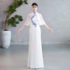 Porcelana Azul y Blanca Mejorada Pasarela Cheongsam Ropa de Actuación para Mujer Larga Estilo Chino Cola de Pez Vestido de Noche de Banquete Aspecto Elegante Adelgazante