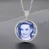 Colgante Redondo de Foto Hip-Hop Europeo y Americano Marco de Foto de Memoria Personalizado con Circonita Micro-pavimentada en el Lateral Collar Joyería Hip-Hop Venta al por Mayor