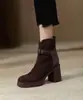 Cierra los ojos y compra estas modernas botinetas con suelas gruesas, tacones robustos y un diseño de patchwork, perfectas para otoño e invierno.. Cuentan con una cremallera trasera y un acabado mate