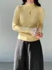 Camisa de Base Manga Longa com Gola Alta e Renda Recortada Cor Pura Jiangzuo para Mulheres Inverno High-End Efeito Emagrecedor Top 1052