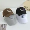 Boné de Baseball Versátil Estilo Coreano Bordado com Letra Aba Curta para Mulheres Primavera e Verão Nova Moda Casual Proteção Solar Bico de Pato