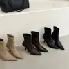 Primeiro Encontro: Botas de tornozelo stiletto pontudas, chiques e sofisticadas, de corte justo, design de cano curto, coleção outono/inverno 2026, com zíper traseiro, elegantes e adequadas para o trabalho