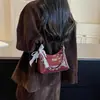 Bandolera de un solo hombro para ir al trabajo moda otoño 2026 bolsa mujer popular cadena cera de aceite nuevo estilo axila versátil