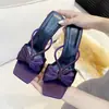 Sandalias moradas de satén con pedrería y una sola tira para mujer, colección primavera/verano 2026, con lazo, diseño de punta abierta y tacones altos, adecuadas para usar en exteriores