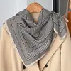 Pañuelo Cuadrado Pequeño de Lino Rojo Carruaje 70 Para Mujer Estilo Coreano Versátil Primavera y Otoño Delgado Profesional Pañuelo de Azafata