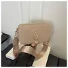 Design de letras estilo coreano, minimalista, nova coleção feminina 2026, bolsa de mão simples e moderna com alça larga, bolsa de ombro e bolsa quadrada pequena