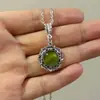 Colar Pingente Flor e Videira com Pedra Verde Elegante Vintage Estilo Renascentista Boêmio Transfronteiriço
