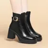 Sapatos de salto alto versáteis que emagrecem e são confortáveis para os pés, botas de algodão para mães, novo estilo de inverno 2026, retrô, com forro de veludo, quentes, salto grosso, botinhas para mulheres