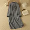 Foto real de um vestido de boneca estilo japonês, apresentando um design xadrez plissado estilo Mori, um vestido de comprimento médio, artístico e vintage inspirado no estilo Mori girl com fechos de botão.