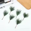 Amazon para decoración de guirnalda de árbol de Navidad de festival DIY hecho a mano de plástico de aguja de pino, accesorios de flor de planta verde de simulación