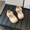 Zapatos de cuero para niñas primavera y otoño nuevo estilo infantiles ligeros y con temperamento zapatos de princesa niña pequeña suela blanda elegantes de rendimiento zapatos sencillos