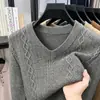 Nuevo suéter de punto trenzado tridimensional retro de cuello medio para hombre de otoño e invierno, camisa base cálida versátil casual de color liso para hombre