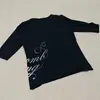 Top de manga larga con un solo hombro descubierto, corte holgado Y2K oscuro, con estampado de líneas plateadas abstractas, camiseta de manga larga para mujer