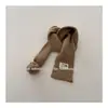 Bufanda de invierno para niños estilo coreano, diseño nuevo, color liso versátil con un pequeño logo blanco, calentador de cuello de pompón de moda, venta al por mayor