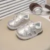 Zapatillas con luces para niñas, versátiles, nuevo modelo de otoño 2026, zapatos casuales para bebés, zapatos para caminar para niños pequeños, modernos