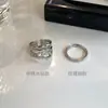 Anel com textura de strass feminino TikTok mesmo estilo anel liso elegante anel simples luxo leve design de nicho sentido anel vendas diretas da fábrica