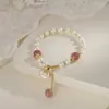 Pulsera de perlas de agua dulce naturales para mujer, pulsera de cristal de fresa de lujo discreto de nicho, accesorio de mano con cuentas de nube de concha de alta gama
