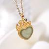 Pingente de castelo de amor de jade branco sintético Hetian Método antigo Tecnologia banhada a ouro embutida Colar de coração de jaspe sintético