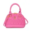 Transfronteiriço 26 Novos Modelos de Bolsas Plissadas Tipo Concha de Luxo Leve com Letras, Bolsas de Ombro, Bolsas Transversais Femininas de Nicho, Venda Direta de Fábrica