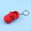 Fábrica Directa Transfronteriza dibujos animados lindos pequeños zapatillas zapatos con agujeros coche mochila colgante llavero regalo venta al por mayor