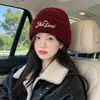 Gorro de Lã Tricotado Estilo Coreano para Mulheres Outono Inverno Bordado com Letras Chapéu de Lã Engrossado Quente Circunferência da Cabeça Grande Faz o Rosto Parecer Menor Chapéu de Cobertura para a Cabeça