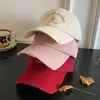 Gorra de Béisbol Color Rojo Bayo Mismo Estilo que Zhao Lusi para Mujer, Sombrero Americano Versátil, Ala Ancha, Cara Grande, Gorra Pequeña