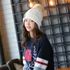 Novo chapéu de lã tricotado com logo B fofo, moda coreana feminina de inverno, chapéu de proteção para as orelhas da moda para senhoras, atacado