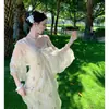Foto real, em estoque, com foco no design, ricamente bordado, padrão escuro, vestido bordado com lantejoulas + capa de decote solta