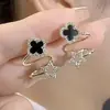 Aretes de trébol de cuatro hojas negros, nuevo estilo 2027, modernos y versátiles, con un toque de alta gama, aretes ligeros y lujosos para mujer