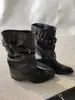 Botas de tornozelo estilo retrô coreano com fivela de cinto para mulheres, nova coleção 2026, bico fino, plissada, bota estilo western com perna larga, fashion